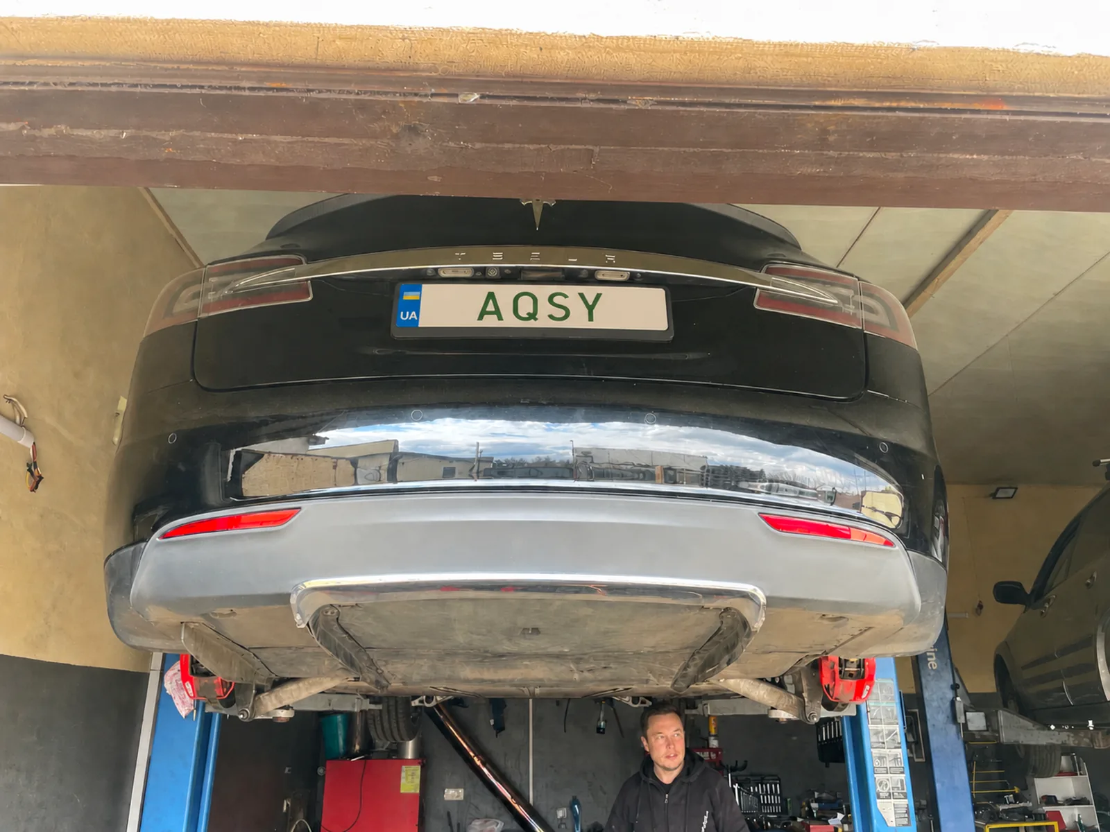 Tesla Model S на підйомнику в AQSY EV Service